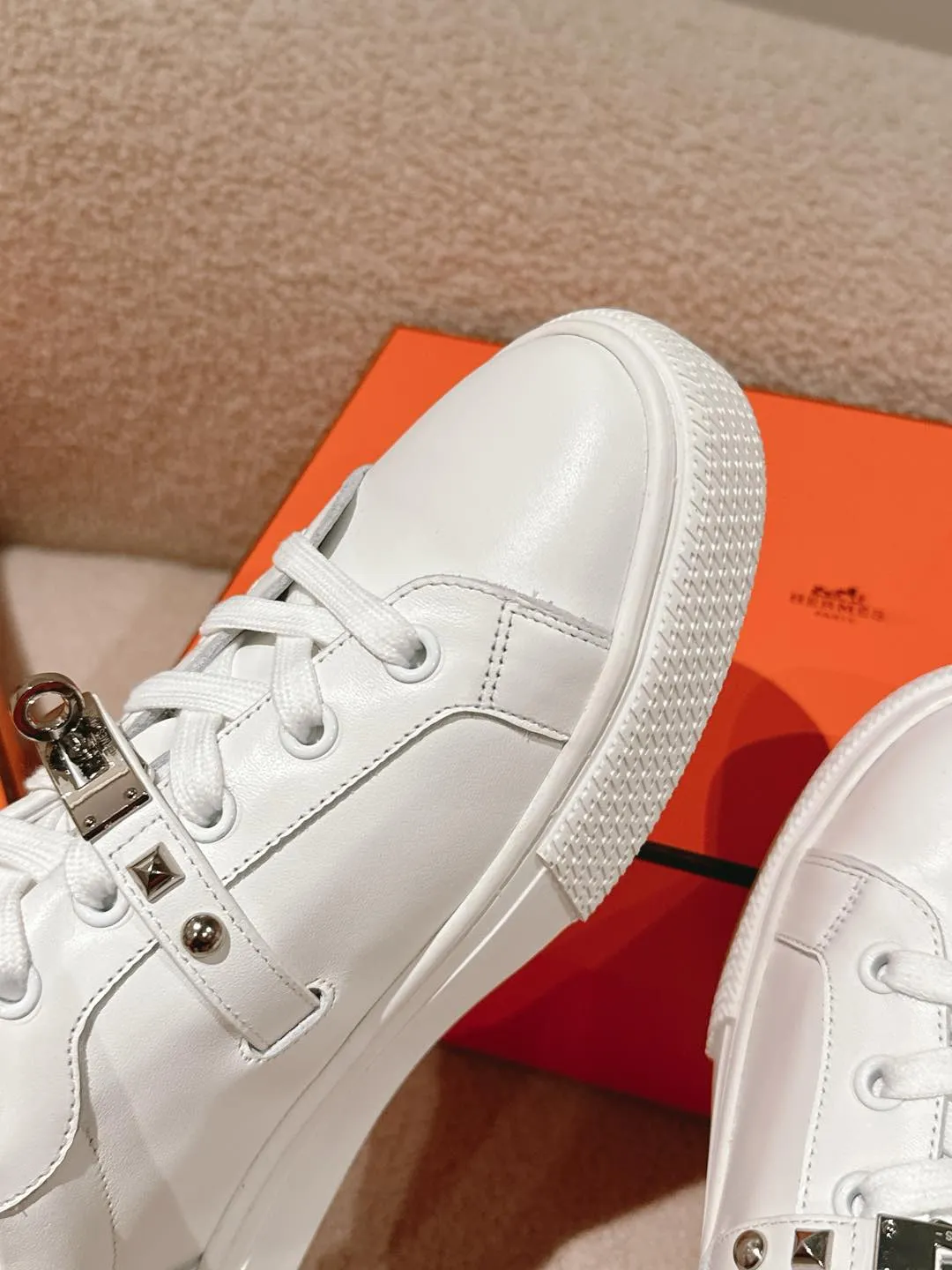 👟👟Ex-factory price 600👟👟Hermes top version couple model Epsom calfskin and calfskin loafer style lace-up sneakers, with functional rose gold-plated Kelly shoe buckles. Create a stylish urban look. Fabric: Specific cowhide/canvas material Lining: Sheepskin lining Outsole: Original molded TPU outsole Size: 35-45